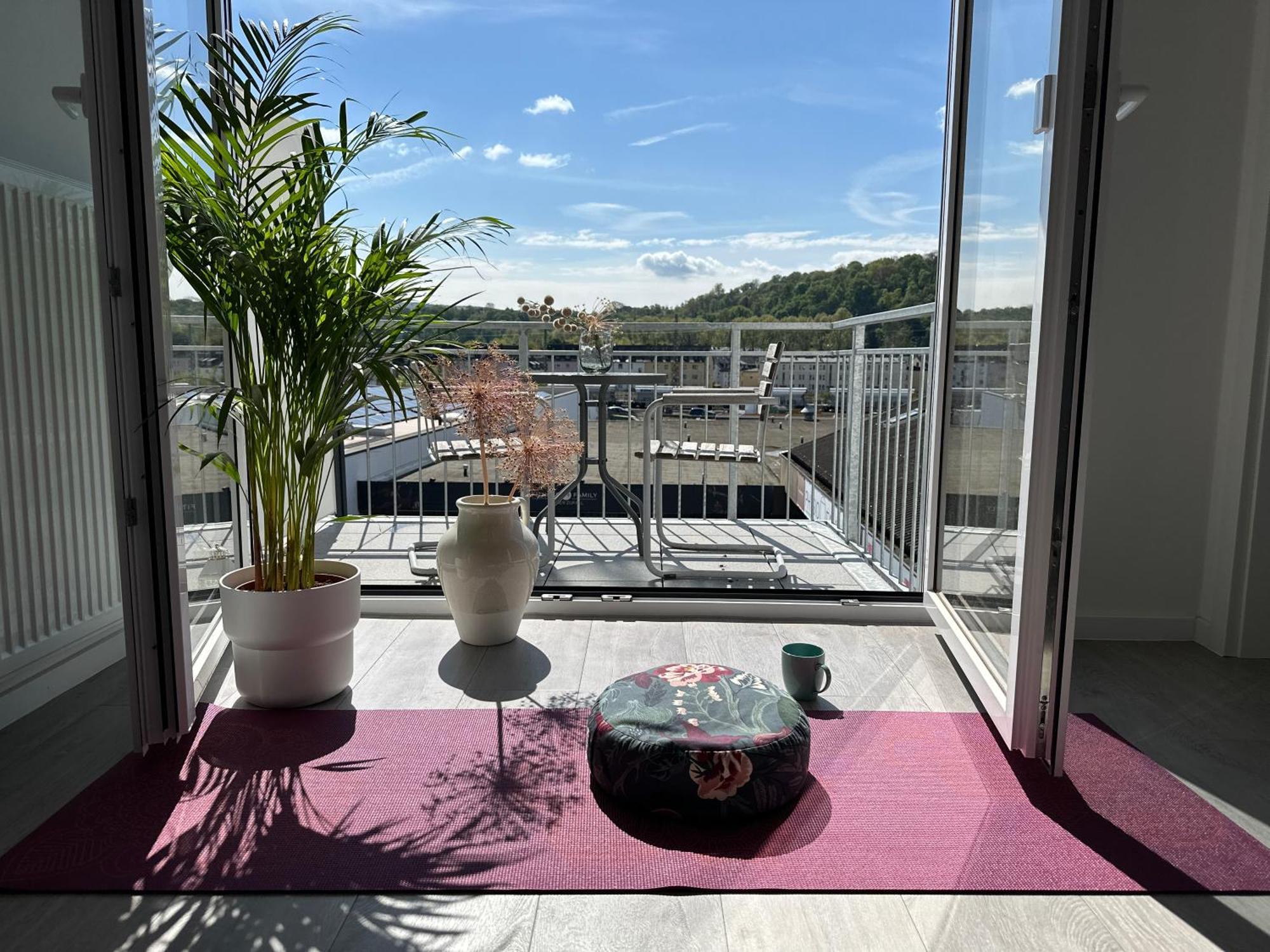 Buddha Apartment - Stadtnah, Balkon, Parkplatz, E-Ladestation Fuer Autos & Fahrraeder, Fitnessstudio Koblenz  Buitenkant foto